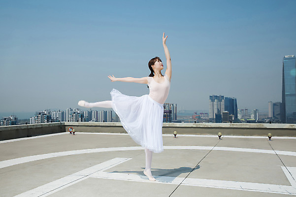포토 JPG 주간 전신 응시 여자 하늘 팔벌리기 전등 그림자 한명 서기 사람 손짓 빌딩 20대 성인 야외 건물 옆모습 손들기 한국인 춤 도시 우아함 옥상 발레복 인천 다리들기 한발서기 성인여자한명만 국내포토 자연요소 1 건축물 시선 옷 뷰포인트 컨셉 모션 문화예술 조명 한국 동양인 청년 발레 여자한명만 성인여자만 파일형식