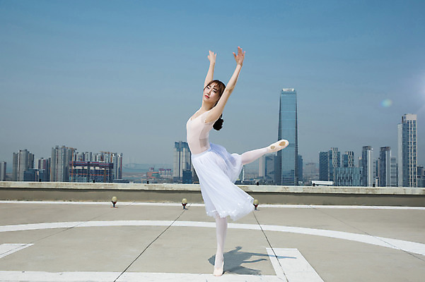 포토 JPG 주간 전신 응시 여자 하늘 전등 한명 서기 사람 빌딩 20대 성인 야외 건물 옆모습 손들기 한국인 춤 도시 우아함 옥상 발레복 토슈즈 인천 다리들기 한발서기 성인여자한명만 국내포토 자연요소 1 건축물 시선 옷 뷰포인트 신발 컨셉 모션 문화예술 조명 한국 동양인 청년 발레 여자한명만 성인여자만 파일형식