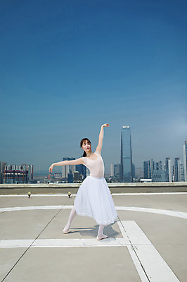 포토 JPG 주간 전신 여자 포즈 하늘 팔벌리기 전등 그림자 한명 서기 사람 손짓 빌딩 20대 성인 야외 건물 앞모습 손들기 한국인 춤 도시 우아함 옥상 발레복 토슈즈 인천 성인여자한명만 국내포토 자연요소 1 건축물 옷 뷰포인트 신발 컨셉 모션 문화예술 조명 한국 동양인 청년 발레 여자한명만 성인여자만 파일형식