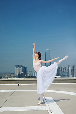 포토 JPG 주간 전신 응시 여자 하늘 팔벌리기 전등 그림자 한명 서기 사람 빌딩 20대 성인 야외 옆모습 손들기 한국인 춤 도시 우아함 옥상 발레복 토슈즈 인천 다리들기 한발서기 성인여자한명만 국내포토 자연요소 1 시선 옷 뷰포인트 신발 컨셉 모션 문화예술 조명 한국 동양인 청년 건물 발레 여자한명만 성인여자만 파일형식