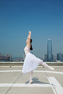 포토 JPG 주간 전신 여자 포즈 하늘 전등 그림자 한명 서기 사람 빌딩 20대 성인 야외 건물 옆모습 손들기 한국인 춤 도시 우아함 옥상 발레복 토슈즈 인천 다리들기 한발서기 성인여자한명만 국내포토 자연요소 1 건축물 옷 뷰포인트 신발 컨셉 모션 문화예술 조명 한국 동양인 청년 발레 여자한명만 성인여자만 파일형식