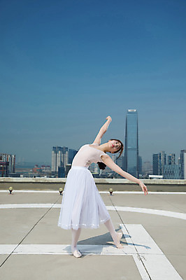 포토 JPG 주간 전신 응시 여자 포즈 하늘 팔벌리기 전등 그림자 한명 서기 사람 빌딩 20대 성인 야외 건물 앞모습 한국인 춤 도시 우아함 옥상 발레복 토슈즈 인천 성인여자한명만 국내포토 자연요소 1 건축물 시선 옷 뷰포인트 신발 컨셉 모션 문화예술 조명 한국 동양인 청년 발레 여자한명만 성인여자만 파일형식