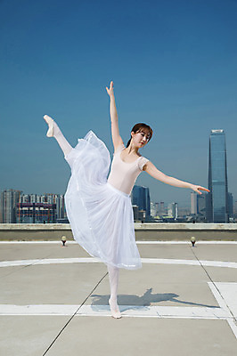 포토 JPG 주간 전신 응시 여자 포즈 하늘 팔벌리기 전등 그림자 한명 서기 사람 빌딩 20대 성인 야외 건물 앞모습 한국인 춤 도시 우아함 옥상 발레복 토슈즈 인천 다리들기 한발서기 성인여자한명만 국내포토 자연요소 1 건축물 시선 옷 뷰포인트 신발 컨셉 모션 문화예술 조명 한국 동양인 청년 발레 여자한명만 성인여자만 파일형식