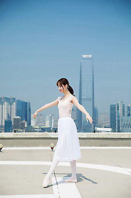 포토 JPG 주간 전신 응시 여자 포즈 하늘 팔벌리기 전등 그림자 한명 서기 미소 사람 빌딩 20대 성인 야외 건물 옆모습 한국인 춤 도시 우아함 옥상 발레복 토슈즈 인천 성인여자한명만 국내포토 자연요소 1 건축물 시선 옷 뷰포인트 신발 컨셉 모션 문화예술 조명 한국 표정 동양인 청년 발레 여자한명만 성인여자만 파일형식