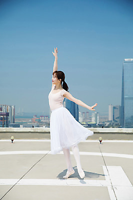 포토 JPG 주간 전신 여자 포즈 하늘 팔벌리기 전등 그림자 한명 서기 사람 빌딩 20대 성인 야외 건물 옆모습 손들기 한국인 춤 도시 우아함 옥상 발레복 토슈즈 인천 다리들기 성인여자한명만 국내포토 자연요소 1 건축물 옷 뷰포인트 신발 컨셉 모션 문화예술 조명 한국 동양인 청년 발레 여자한명만 성인여자만 파일형식