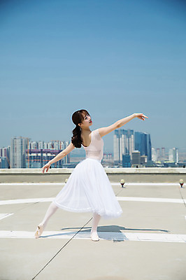 포토 JPG 주간 전신 응시 여자 포즈 하늘 팔벌리기 전등 그림자 한명 서기 사람 빌딩 20대 성인 야외 건물 옆모습 한국인 춤 도시 우아함 옥상 발레복 토슈즈 인천 성인여자한명만 국내포토 자연요소 1 건축물 시선 옷 뷰포인트 신발 컨셉 모션 문화예술 조명 한국 동양인 청년 발레 여자한명만 성인여자만 파일형식