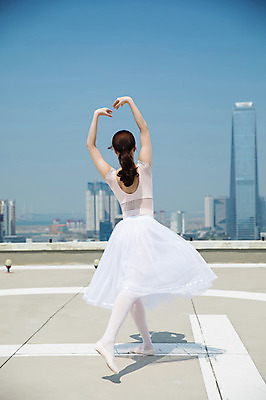 포토 JPG 주간 전신 여자 포즈 하늘 전등 그림자 한명 서기 사람 빌딩 20대 성인 야외 건물 뒷모습 손들기 한국인 춤 도시 우아함 옥상 발레복 토슈즈 인천 다리들기 성인여자한명만 국내포토 자연요소 1 건축물 옷 뷰포인트 신발 컨셉 모션 문화예술 조명 한국 동양인 청년 발레 여자한명만 성인여자만 파일형식