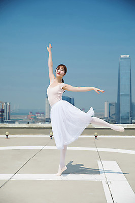 포토 JPG 주간 전신 여자 포즈 하늘 팔벌리기 전등 그림자 한명 서기 사람 빌딩 20대 성인 야외 건물 옆모습 손들기 눈감음 한국인 춤 도시 우아함 옥상 발레복 인천 다리들기 성인여자한명만 국내포토 자연요소 1 건축물 옷 뷰포인트 컨셉 모션 문화예술 조명 한국 동양인 청년 발레 여자한명만 성인여자만 파일형식