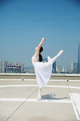포토 JPG 주간 전신 응시 여자 포즈 하늘 전등 그림자 한명 서기 사람 빌딩 20대 성인 야외 건물 옆모습 손들기 한국인 올려보기 춤 도시 우아함 옥상 발레복 토슈즈 인천 다리들기 성인여자한명만 국내포토 자연요소 1 건축물 시선 옷 뷰포인트 신발 컨셉 모션 문화예술 조명 한국 동양인 청년 발레 여자한명만 성인여자만 파일형식