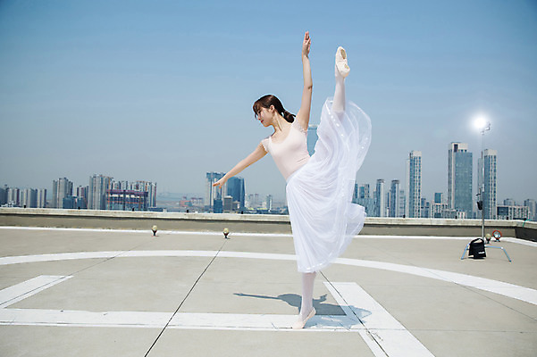 포토 JPG 주간 전신 여자 하늘 팔벌리기 전등 한명 사람 빌딩 20대 성인 야외 건물 옆모습 한국인 춤 도시 우아함 옥상 발레복 토슈즈 인천 다리들기 성인여자한명만 국내포토 자연요소 1 건축물 옷 뷰포인트 신발 컨셉 모션 문화예술 조명 한국 동양인 청년 발레 여자한명만 성인여자만 파일형식