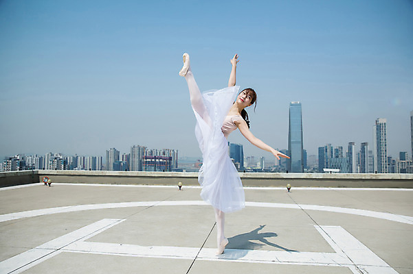 포토 JPG 주간 전신 여자 하늘 팔벌리기 전등 한명 미소 사람 빌딩 20대 성인 야외 건물 옆모습 한국인 춤 도시 우아함 옥상 발레복 토슈즈 인천 다리들기 성인여자한명만 국내포토 자연요소 1 건축물 옷 뷰포인트 신발 컨셉 모션 문화예술 조명 한국 표정 동양인 청년 발레 여자한명만 성인여자만 파일형식