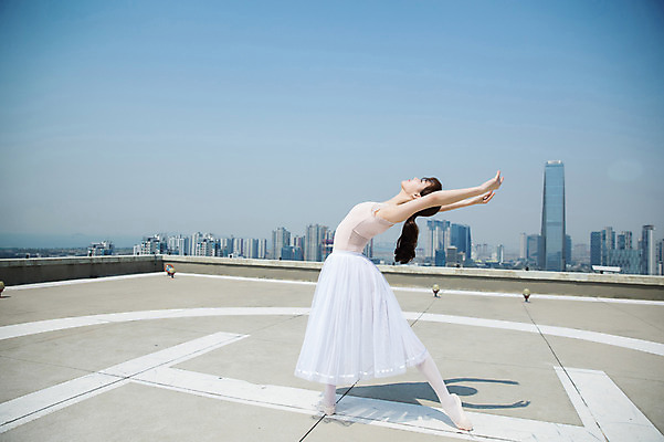 포토 JPG 주간 전신 응시 여자 포즈 하늘 전등 그림자 한명 서기 사람 빌딩 20대 성인 야외 건물 옆모습 손들기 한국인 올려보기 춤 도시 우아함 옥상 발레복 토슈즈 인천 성인여자한명만 국내포토 자연요소 1 건축물 시선 옷 뷰포인트 신발 컨셉 모션 문화예술 조명 한국 동양인 청년 발레 여자한명만 성인여자만 파일형식