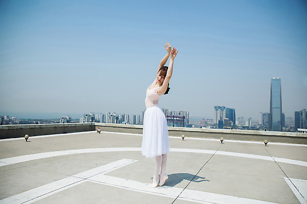 포토 JPG 주간 전신 여자 포즈 하늘 전등 그림자 한명 서기 사람 빌딩 20대 성인 야외 건물 옆모습 손들기 한국인 춤 도시 우아함 옥상 발레복 토슈즈 인천 성인여자한명만 국내포토 자연요소 1 건축물 옷 뷰포인트 신발 컨셉 모션 문화예술 조명 한국 동양인 청년 발레 여자한명만 성인여자만 파일형식