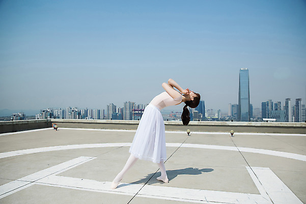 포토 JPG 주간 전신 여자 포즈 하늘 전등 그림자 한명 서기 사람 빌딩 20대 성인 야외 건물 옆모습 한국인 춤 도시 우아함 옥상 발레복 토슈즈 인천 성인여자한명만 국내포토 자연요소 1 건축물 옷 뷰포인트 신발 컨셉 모션 문화예술 조명 한국 동양인 청년 발레 여자한명만 성인여자만 파일형식
