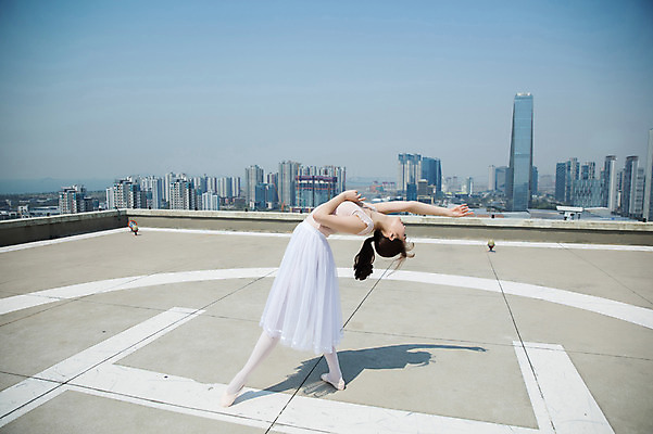 포토 JPG 주간 전신 여자 포즈 하늘 전등 그림자 한명 서기 사람 빌딩 20대 성인 야외 건물 옆모습 손들기 한국인 춤 도시 우아함 옥상 발레복 토슈즈 인천 성인여자한명만 국내포토 자연요소 1 건축물 옷 뷰포인트 신발 컨셉 모션 문화예술 조명 한국 동양인 청년 발레 여자한명만 성인여자만 파일형식