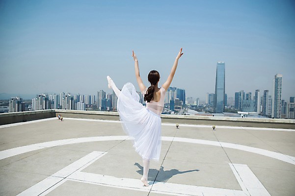포토 JPG 주간 전신 여자 포즈 하늘 전등 그림자 한명 서기 사람 빌딩 20대 성인 야외 건물 뒷모습 손들기 한국인 춤 도시 우아함 옥상 발레복 토슈즈 인천 다리들기 성인여자한명만 국내포토 자연요소 1 건축물 옷 뷰포인트 신발 컨셉 모션 문화예술 조명 한국 동양인 청년 발레 여자한명만 성인여자만 파일형식