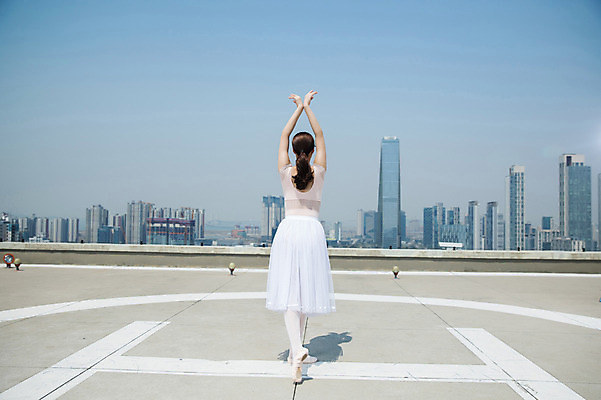 포토 JPG 주간 전신 여자 포즈 하늘 전등 그림자 한명 서기 사람 빌딩 20대 성인 야외 건물 뒷모습 손들기 한국인 춤 도시 우아함 옥상 발레복 토슈즈 인천 성인여자한명만 국내포토 자연요소 1 건축물 옷 뷰포인트 신발 컨셉 모션 문화예술 조명 한국 동양인 청년 발레 여자한명만 성인여자만 파일형식