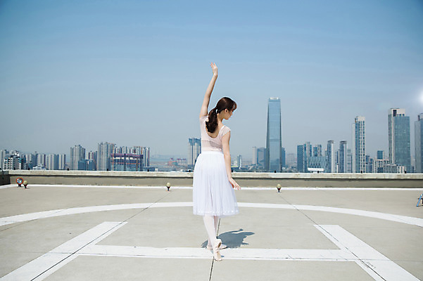 포토 JPG 주간 전신 여자 포즈 하늘 전등 그림자 한명 서기 사람 빌딩 20대 성인 야외 건물 뒷모습 손들기 한국인 춤 도시 우아함 옥상 발레복 토슈즈 인천 성인여자한명만 국내포토 자연요소 1 건축물 옷 뷰포인트 신발 컨셉 모션 문화예술 조명 한국 동양인 청년 발레 여자한명만 성인여자만 파일형식