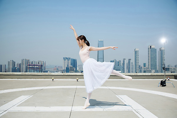 포토 JPG 주간 전신 여자 포즈 하늘 팔벌리기 전등 그림자 한명 서기 사람 빌딩 20대 성인 야외 건물 옆모습 손들기 한국인 춤 도시 우아함 옥상 발레복 토슈즈 인천 다리들기 성인여자한명만 국내포토 자연요소 1 건축물 옷 뷰포인트 신발 컨셉 모션 문화예술 조명 한국 동양인 청년 발레 여자한명만 성인여자만 파일형식