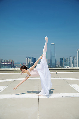 포토 JPG 주간 전신 응시 여자 포즈 하늘 팔벌리기 전등 그림자 한명 서기 사람 빌딩 20대 성인 야외 건물 옆모습 한국인 춤 도시 옥상 다리벌리기 발레복 토슈즈 인천 다리들기 성인여자한명만 국내포토 자연요소 1 건축물 시선 옷 뷰포인트 신발 모션 문화예술 조명 한국 동양인 청년 발레 여자한명만 성인여자만 파일형식