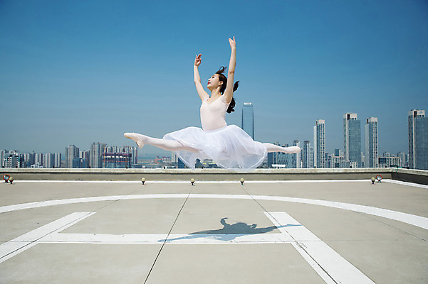 포토 JPG 주간 전신 여자 포즈 하늘 전등 그림자 한명 사람 빌딩 20대 성인 야외 건물 옆모습 손들기 점프 한국인 춤 도시 우아함 옥상 다리벌리기 발레복 토슈즈 인천 성인여자한명만 국내포토 자연요소 1 건축물 옷 뷰포인트 신발 컨셉 모션 문화예술 조명 한국 동양인 청년 발레 여자한명만 성인여자만 파일형식