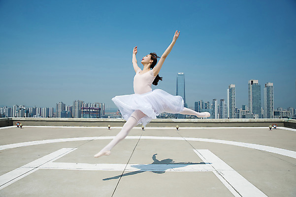 포토 JPG 주간 전신 응시 여자 포즈 하늘 전등 그림자 한명 사람 빌딩 20대 성인 야외 건물 옆모습 손들기 점프 한국인 춤 도시 우아함 옥상 다리벌리기 발레복 토슈즈 인천 성인여자한명만 국내포토 자연요소 1 건축물 시선 옷 뷰포인트 신발 컨셉 모션 문화예술 조명 한국 동양인 청년 발레 여자한명만 성인여자만 파일형식