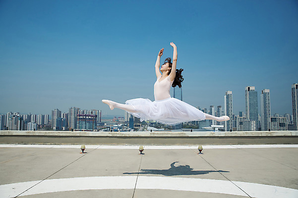 포토 JPG 주간 전신 응시 여자 포즈 하늘 전등 그림자 한명 사람 빌딩 20대 성인 야외 건물 옆모습 손들기 점프 한국인 춤 도시 우아함 옥상 다리벌리기 발레복 토슈즈 인천 성인여자한명만 국내포토 자연요소 1 건축물 시선 옷 뷰포인트 신발 컨셉 모션 문화예술 조명 한국 동양인 청년 발레 여자한명만 성인여자만 파일형식