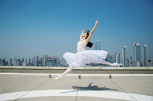 포토 JPG 주간 전신 응시 여자 하늘 전등 그림자 한명 사람 빌딩 20대 성인 야외 건물 옆모습 손들기 점프 한국인 올려보기 춤 도시 우아함 옥상 다리벌리기 발레복 토슈즈 인천 성인여자한명만 국내포토 자연요소 1 건축물 시선 옷 뷰포인트 신발 컨셉 모션 문화예술 조명 한국 동양인 청년 발레 여자한명만 성인여자만 파일형식