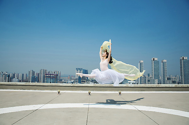 포토 JPG 주간 전신 응시 여자 포즈 하늘 전등 한명 사람 빌딩 20대 성인 야외 건물 옆모습 손들기 점프 한국인 춤 도시 우아함 옥상 천 다리벌리기 발레복 토슈즈 인천 성인여자한명만 국내포토 자연요소 1 건축물 시선 옷 뷰포인트 신발 컨셉 모션 문화예술 조명 한국 동양인 청년 직물 발레 여자한명만 성인여자만 파일형식