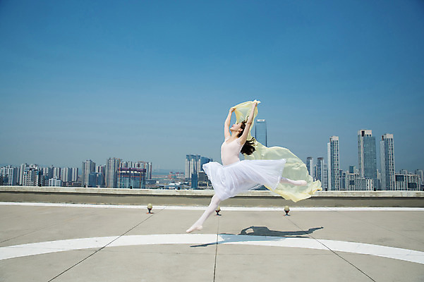 포토 JPG 주간 전신 여자 포즈 하늘 전등 그림자 한명 사람 빌딩 20대 성인 야외 건물 옆모습 손들기 점프 한국인 올려보기 춤 도시 우아함 옥상 천 다리벌리기 발레복 토슈즈 인천 성인여자한명만 국내포토 자연요소 1 건축물 옷 뷰포인트 신발 컨셉 모션 문화예술 조명 한국 동양인 청년 직물 발레 여자한명만 성인여자만 파일형식