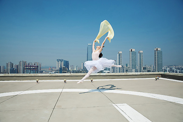 포토 JPG 주간 전신 여자 포즈 하늘 한명 사람 빌딩 20대 성인 야외 건물 옆모습 손들기 점프 한국인 올려보기 춤 도시 우아함 옥상 천 다리벌리기 발레복 토슈즈 인천 성인여자한명만 국내포토 자연요소 1 건축물 옷 뷰포인트 신발 컨셉 모션 문화예술 한국 동양인 청년 직물 발레 여자한명만 성인여자만 파일형식