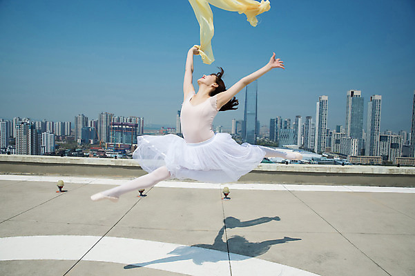 포토 JPG 주간 전신 여자 포즈 하늘 전등 그림자 한명 사람 빌딩 20대 성인 야외 건물 옆모습 손들기 점프 한국인 올려보기 춤 도시 우아함 옥상 천 다리벌리기 발레복 토슈즈 인천 성인여자한명만 국내포토 자연요소 1 건축물 옷 뷰포인트 신발 컨셉 모션 문화예술 조명 한국 동양인 청년 직물 발레 여자한명만 성인여자만 파일형식