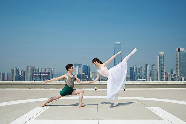 포토 JPG 주간 전신 커플 여자 남자 포즈 하늘 팔벌리기 전등 그림자 서기 사람 빌딩 20대 성인 야외 두명 건물 옆모습 30대 마주보기 손잡기 한국인 춤 도시 우아함 옥상 다리벌리기 발레복 인천 다리들기 성인만 국내포토 자연요소 건축물 옷 뷰포인트 컨셉 관계 모션 문화예술 조명 한국 동양인 청년 장년 발레 파일형식