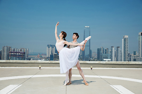 포토 JPG 주간 전신 커플 응시 여자 남자 허리손 포즈 하늘 전등 그림자 서기 미소 들기 사람 빌딩 20대 성인 야외 두명 건물 앞모습 옆모습 30대 손들기 한국인 춤 잡기 도시 우아함 옥상 발레복 인천 다리들기 성인만 국내포토 자연요소 건축물 시선 옷 뷰포인트 컨셉 관계 모션 문화예술 조명 한국 표정 동양인 청년 장년 발레 파일형식