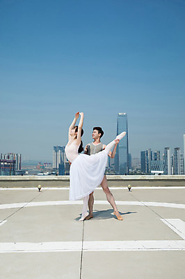 포토 JPG 주간 전신 커플 응시 여자 남자 허리손 포즈 하늘 전등 그림자 서기 미소 사람 빌딩 20대 성인 야외 두명 건물 앞모습 옆모습 30대 손들기 한국인 춤 잡기 도시 우아함 옥상 발레복 인천 다리들기 성인만 국내포토 자연요소 건축물 시선 옷 뷰포인트 컨셉 관계 모션 문화예술 조명 한국 표정 동양인 청년 장년 발레 파일형식