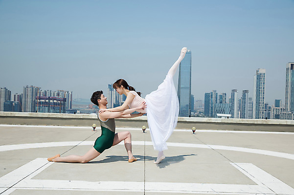 포토 JPG 주간 전신 커플 응시 여자 남자 허리손 포즈 하늘 전등 그림자 서기 사람 빌딩 20대 성인 야외 두명 건물 옆모습 30대 마주보기 한국인 춤 잡기 도시 우아함 무릎꿇기 옥상 다리벌리기 발레복 인천 다리들기 성인만 어깨에손 국내포토 자연요소 건축물 시선 옷 뷰포인트 컨셉 관계 모션 문화예술 조명 한국 동양인 청년 장년 발레 파일형식