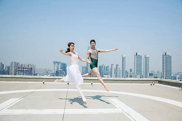 포토 JPG 주간 전신 커플 응시 여자 남자 포즈 하늘 팔벌리기 전등 그림자 사람 빌딩 20대 성인 야외 두명 건물 옆모습 30대 손잡기 점프 한국인 춤 도시 우아함 옥상 다리벌리기 발레복 인천 성인만 국내포토 자연요소 건축물 시선 옷 뷰포인트 컨셉 관계 모션 문화예술 조명 한국 동양인 청년 장년 발레 파일형식