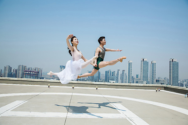 포토 JPG 주간 전신 커플 여자 남자 포즈 하늘 팔벌리기 전등 그림자 사람 빌딩 20대 성인 야외 두명 건물 옆모습 30대 손잡기 점프 한국인 춤 도시 우아함 옥상 다리벌리기 발레복 인천 성인만 국내포토 자연요소 건축물 옷 뷰포인트 컨셉 관계 모션 문화예술 조명 한국 동양인 청년 장년 발레 파일형식