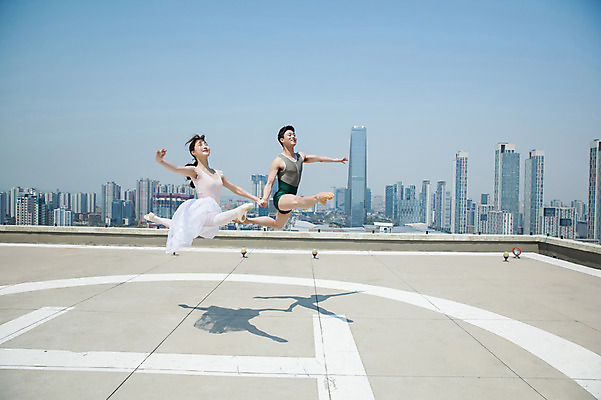 포토 JPG 주간 전신 커플 여자 남자 포즈 하늘 팔벌리기 전등 그림자 사람 빌딩 20대 성인 야외 두명 건물 옆모습 30대 손잡기 점프 한국인 춤 도시 우아함 옥상 다리벌리기 발레복 인천 성인만 국내포토 자연요소 건축물 옷 뷰포인트 컨셉 관계 모션 문화예술 조명 한국 동양인 청년 장년 발레 파일형식