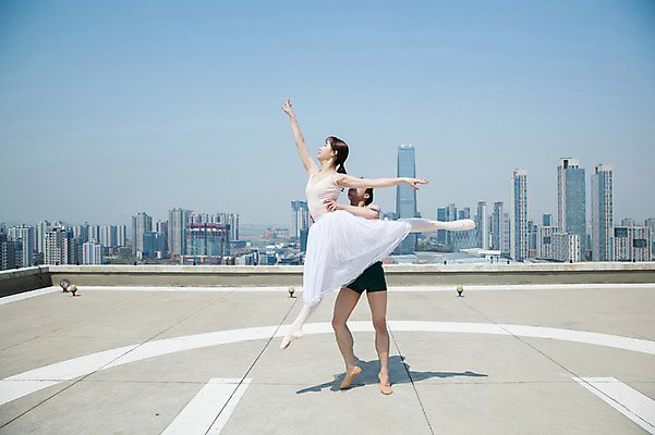 포토 JPG 주간 전신 커플 응시 여자 남자 허리손 포즈 하늘 전등 그림자 서기 들기 사람 빌딩 20대 성인 야외 두명 건물 앞모습 옆모습 30대 손들기 점프 한국인 춤 도시 우아함 옥상 발레복 인천 성인만 국내포토 자연요소 건축물 시선 옷 뷰포인트 컨셉 관계 모션 문화예술 조명 한국 동양인 청년 장년 발레 파일형식