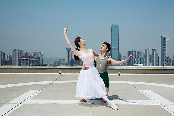 포토 JPG 주간 전신 커플 여자 남자 허리손 포즈 안기 하늘 팔벌리기 전등 미소 사람 빌딩 20대 성인 야외 두명 건물 앞모습 30대 기댐 한국인 춤 도시 우아함 무릎꿇기 옥상 발레복 인천 성인만 국내포토 자연요소 건축물 옷 뷰포인트 컨셉 관계 모션 문화예술 조명 한국 표정 동양인 청년 장년 발레 파일형식