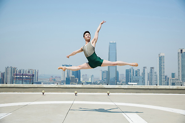 포토 JPG 주간 전신 남자 포즈 하늘 전등 한명 사람 빌딩 성인 야외 옆모습 30대 손들기 점프 한국인 춤 도시 우아함 옥상 다리벌리기 발레복 인천 성인남자한명만 국내포토 자연요소 1 옷 뷰포인트 컨셉 모션 문화예술 조명 한국 동양인 건물 장년 발레 남자한명만 성인남자만 파일형식