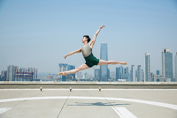 포토 JPG 주간 전신 남자 포즈 하늘 팔벌리기 전등 한명 사람 빌딩 성인 야외 옆모습 30대 점프 한국인 춤 도시 우아함 옥상 다리벌리기 발레복 인천 성인남자한명만 국내포토 자연요소 1 옷 뷰포인트 컨셉 모션 문화예술 조명 한국 동양인 건물 장년 발레 남자한명만 성인남자만 파일형식