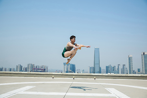 포토 JPG 주간 전신 남자 포즈 하늘 전등 한명 사람 빌딩 성인 야외 옆모습 30대 손들기 점프 한국인 춤 도시 우아함 옥상 발레복 인천 다리들기 성인남자한명만 국내포토 자연요소 1 옷 뷰포인트 컨셉 모션 문화예술 조명 한국 동양인 건물 장년 발레 남자한명만 성인남자만 파일형식
