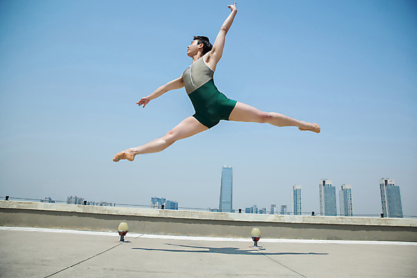 포토 JPG 주간 전신 남자 포즈 전등 한명 사람 빌딩 성인 야외 옆모습 30대 손들기 점프 한국인 춤 도시 우아함 옥상 다리벌리기 발레복 인천 성인남자한명만 국내포토 자연요소 1 옷 뷰포인트 컨셉 모션 문화예술 조명 한국 동양인 건물 장년 발레 남자한명만 성인남자만 파일형식