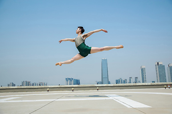 포토 JPG 주간 전신 남자 포즈 팔벌리기 전등 한명 사람 빌딩 성인 야외 옆모습 30대 점프 한국인 춤 도시 우아함 옥상 다리벌리기 발레복 인천 성인남자한명만 국내포토 자연요소 1 옷 뷰포인트 컨셉 모션 문화예술 조명 한국 동양인 건물 장년 발레 남자한명만 성인남자만 파일형식