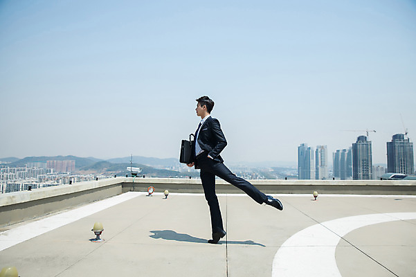 포토 JPG 주간 전신 남자 포즈 서류가방 하늘 전등 한명 서기 들기 사람 정장 빌딩 성인 야외 건물 옆모습 30대 한국인 춤 도시 비즈니스맨 옥상 주머니손 인천 다리들기 성인남자한명만 국내포토 자연요소 1 건축물 옷 뷰포인트 가방 비즈니스 모션 문화예술 조명 한국 동양인 장년 직장인 남자한명만 성인남자만 파일형식