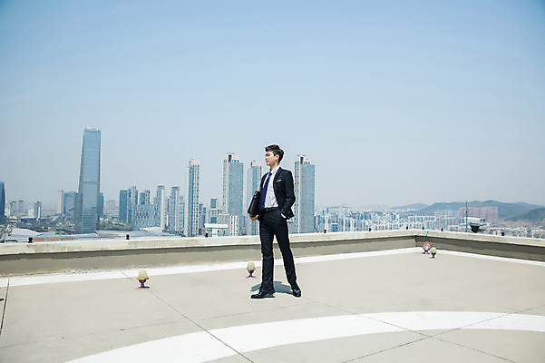 포토 JPG 주간 전신 응시 남자 포즈 서류가방 하늘 전등 한명 서기 들기 사람 정장 빌딩 성인 야외 건물 옆모습 30대 한국인 춤 도시 비즈니스맨 옥상 주머니손 인천 성인남자한명만 국내포토 자연요소 1 건축물 시선 옷 뷰포인트 가방 비즈니스 모션 문화예술 조명 한국 동양인 장년 직장인 남자한명만 성인남자만 파일형식
