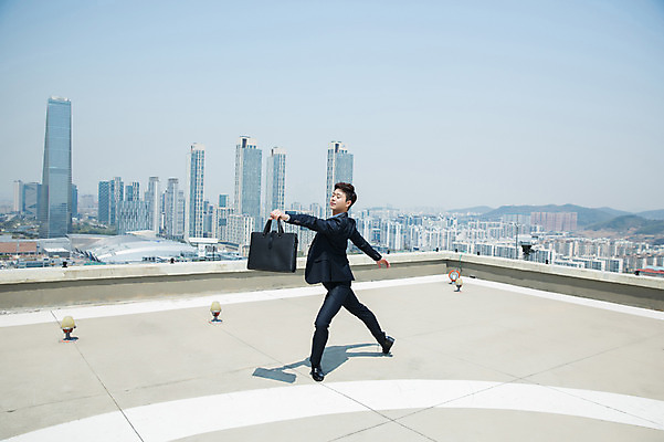 포토 JPG 주간 전신 남자 포즈 서류가방 하늘 팔벌리기 전등 한명 서기 들기 사람 정장 빌딩 성인 야외 건물 옆모습 30대 한국인 춤 도시 비즈니스맨 옥상 다리벌리기 인천 성인남자한명만 국내포토 자연요소 1 건축물 옷 뷰포인트 가방 비즈니스 모션 문화예술 조명 한국 동양인 장년 직장인 남자한명만 성인남자만 파일형식