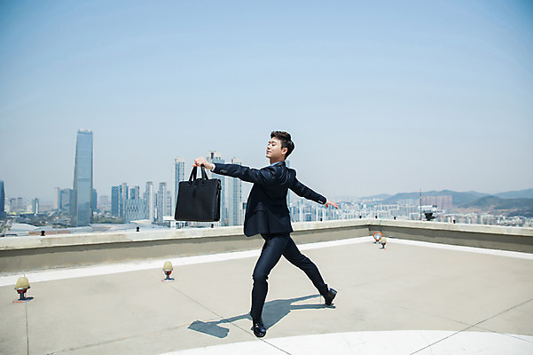포토 JPG 주간 전신 남자 포즈 서류가방 하늘 팔벌리기 전등 한명 서기 들기 사람 정장 빌딩 성인 야외 건물 옆모습 30대 한국인 춤 도시 비즈니스맨 옥상 다리벌리기 인천 성인남자한명만 국내포토 자연요소 1 건축물 옷 뷰포인트 가방 비즈니스 모션 문화예술 조명 한국 동양인 장년 직장인 남자한명만 성인남자만 파일형식